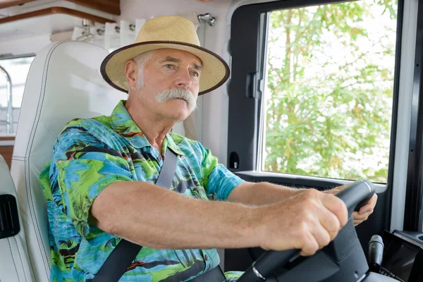 Senior Man Rijden Camping Auto — Stockfoto