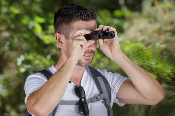 Man Backpacker Tittar Igenom Kikare — Stockfoto