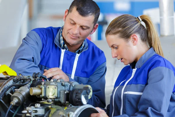 Zwei Mechaniker Arbeiten Der Werkstatt — Stockfoto