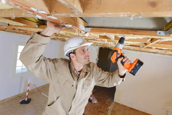 Soffitto Perforazione Operaio Manuale Con Una Perforatrice — Foto Stock