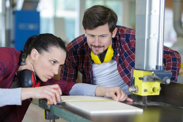 Ingeniero Formación Aprendiz Femenina Fresadora —  Fotos de Stock