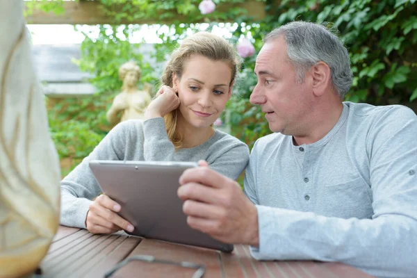 Padre Hija Adulta Sentaron Aire Libre Mirando Tableta — Foto de Stock