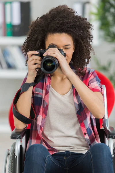 Funktionshindrade Blandras Kvinna Bilder Med Dslr Kamera — Stockfoto