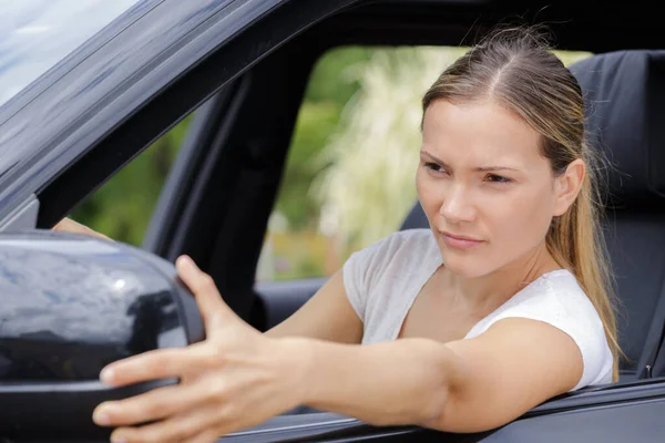 Jovem Mulher Ajustando Espelho Asa Seu Carro — Fotografia de Stock