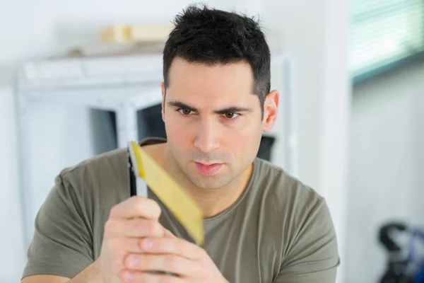 Homem Segurando Cartão Amarelo Desfocado — Fotografia de Stock