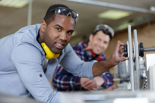 Man Met Gehoorbescherming Een Fabriek Werken — Stockfoto