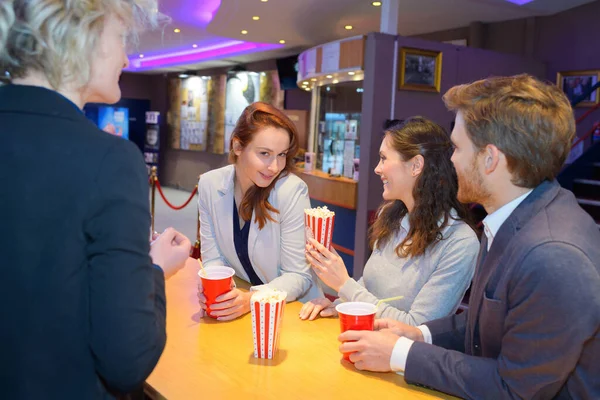 Znajomych Zamawiających Popcorn — Zdjęcie stockowe