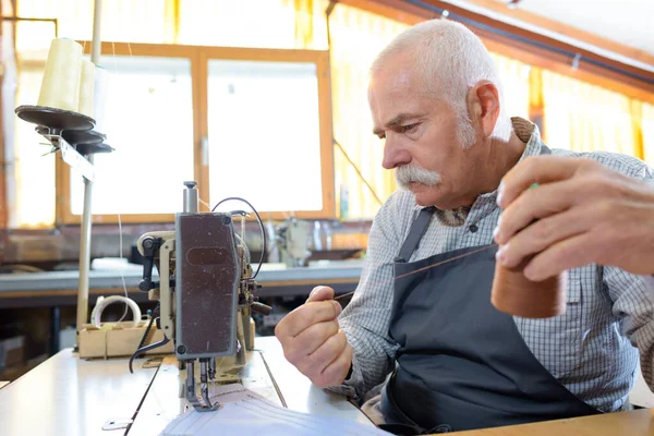 Senior Man Met Industriële Naaimachine — Stockfoto