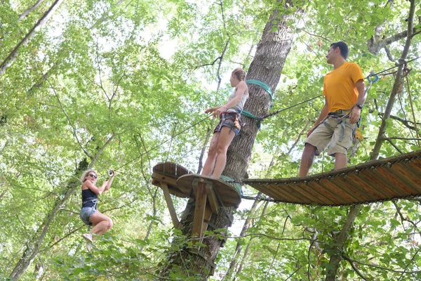 家庭攀登绳索在冒险公园 — 图库照片