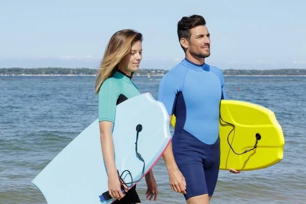 Surferzy Plaży Bawią Się Latem — Zdjęcie stockowe