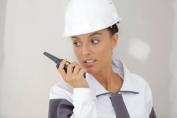 Mujer Joven Sosteniendo Comunicaciones Por Radio —  Fotos de Stock