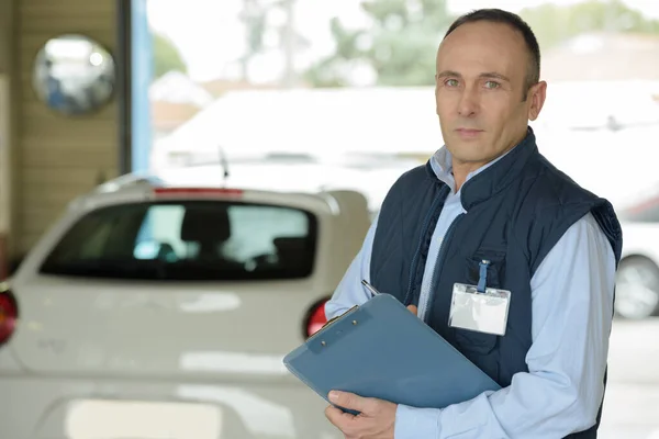 Portret Mechanika Samochodowego Schowkiem Warsztacie Samochodowym — Zdjęcie stockowe