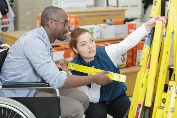 Behinderter Mann Baumarkt — Stockfoto