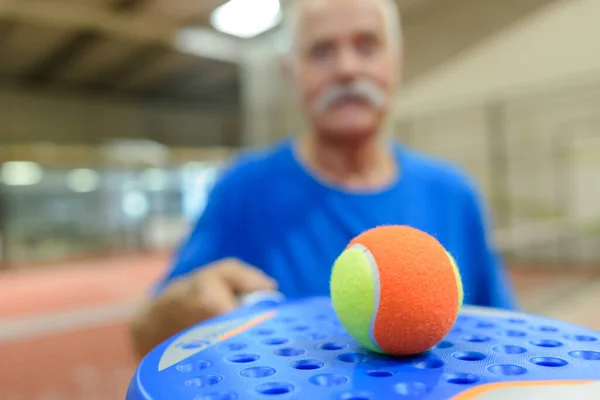 Man Som Håller Strand Tennisracket — Stockfoto