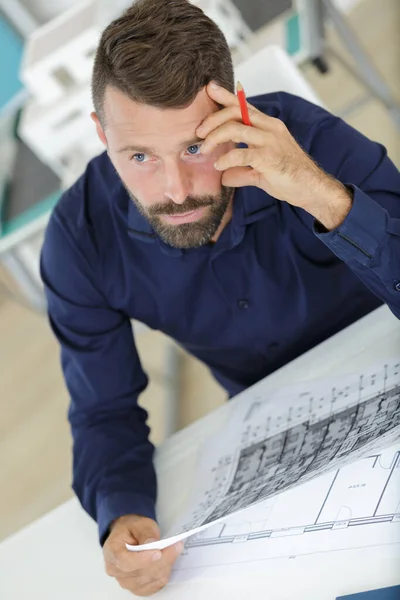 Een Architect Die Bouwproject Controleert — Stockfoto