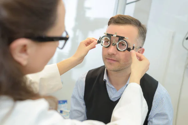 Kvinnlig Optiker Som Ger Mannen Ögontest — Stockfoto