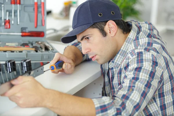 Een Professionele Klusjesman Die Keuken Repareert — Stockfoto