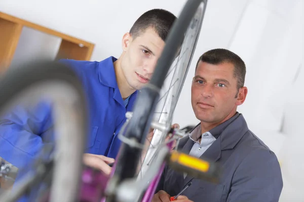 Bicycle Mechanic Apprentice Repairing Bike Workshop — Stock Photo, Image