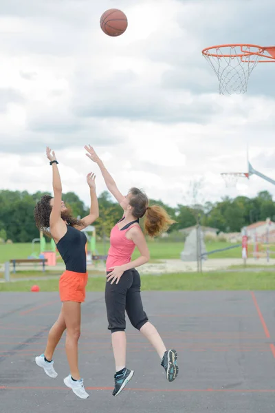 Ladies Mid Air Reaching Basket Ball — Stock Photo, Image