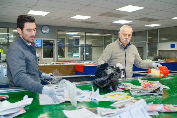 Lavoratori Sesso Maschile Che Selezionano Riciclaggio Nastro Trasportatore — Foto Stock