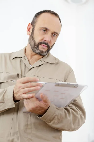 Hombre Con Portapapeles Almacén — Foto de Stock