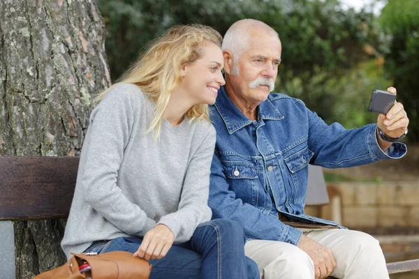 Pensionato Padre Figlia Mezza Età Prendendo Selfie — Foto Stock