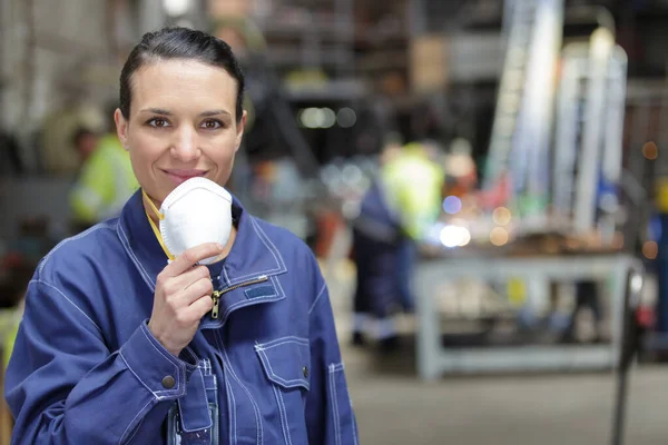 Retrato Operária Feminina Usando Uma Máscara — Fotografia de Stock