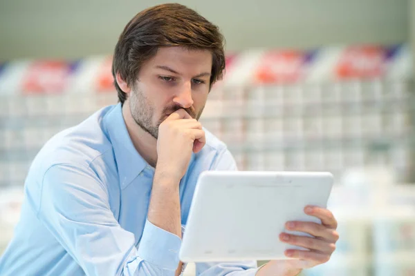 Slim Gekleed Contemplatieve Man Zoek Naar Digitale Tablet — Stockfoto