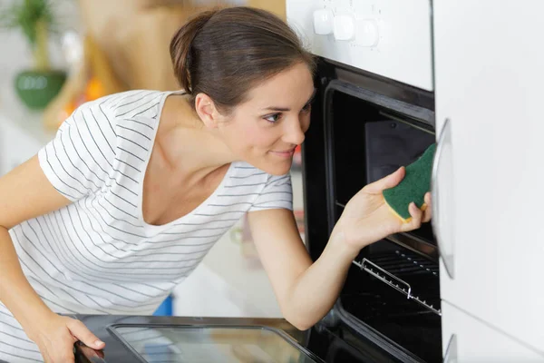 Woman Cleaning Oven — Stock Photo, Image