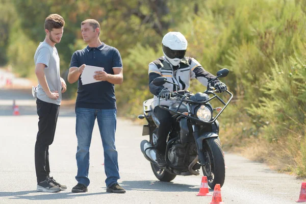 Młody Człowiek Początkujący Jazda Umiejętności Szkolenia Motordrom — Zdjęcie stockowe