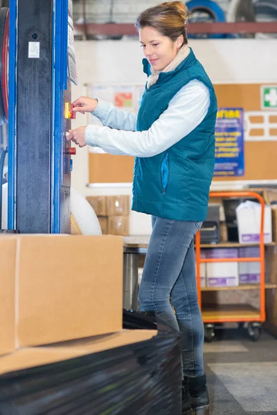 Vrouwelijke Magazijnmedewerker Vrouwelijk — Stockfoto