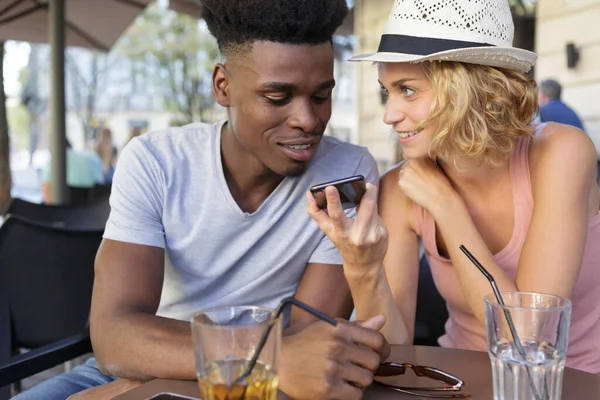 Kafe Barında Genç Neşeli Bir Çift Telefon Görüşmesi Yapıyor — Stok fotoğraf