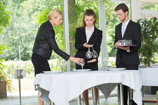 Garçom Garçonete Definir Mesa Casamento Restaurante — Fotografia de Stock