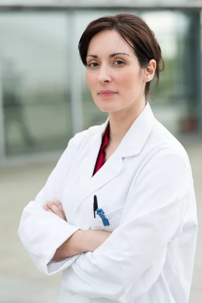 Porträtt Leende Kvinnlig Läkare Utomhus — Stockfoto