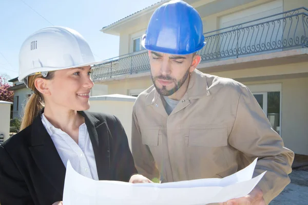 Collega Met Huisplannen Buiten — Stockfoto