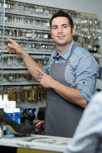 Een Slotenmaker Die Naar Sleutels Wijst — Stockfoto