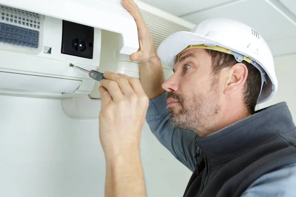 Mannelijke Airconditioning Technicus Met Behulp Van Een Schroevendraaier — Stockfoto