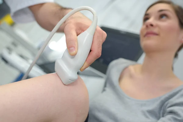Ultrason Yankı Bir Kadın Diz — Stok fotoğraf