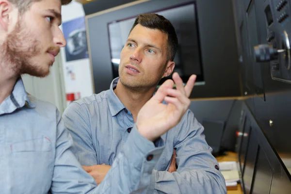 Direttore Fabbrica Apprendista Ingegnere Parlando — Foto Stock