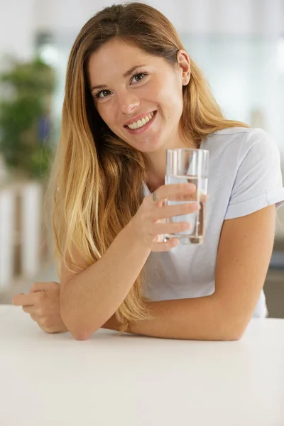 Young Pregnant Woman Drinking Water — Stock Photo, Image