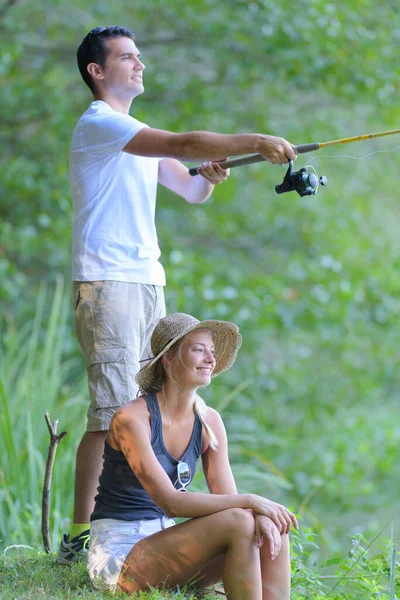 Pareja Joven Pescando Las Orillas Del Estanque —  Fotos de Stock