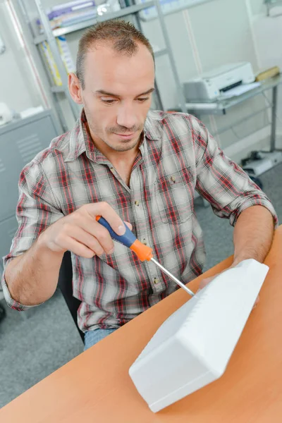 Homem Usando Chave Fenda Segurando Item Plástico Branco — Fotografia de Stock