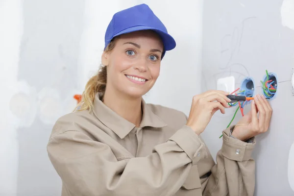Electricista Femenina Solucionando Problema Electricidad — Foto de Stock