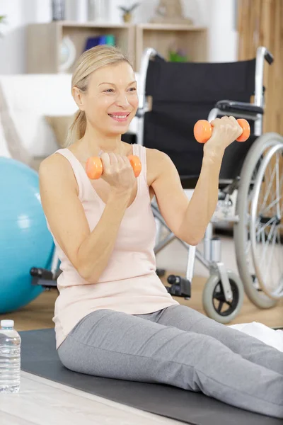 Déterminé Femme Âgée Faire Des Exercices Maison Avec Haltères — Photo