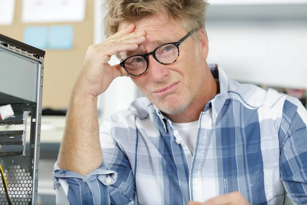 Homem Frustrado Devido Fraca Recepção Internet — Fotografia de Stock