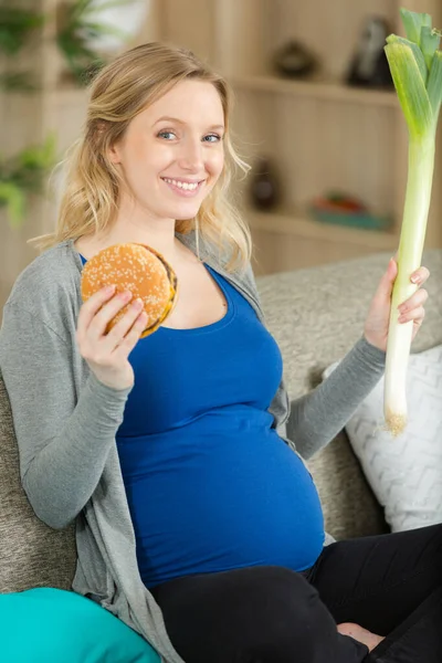 Zwangere Vrouw Met Hamburger Groenten — Stockfoto