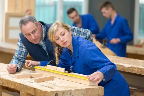 Carpintero Mujer Hombre Con Taller Madera —  Fotos de Stock