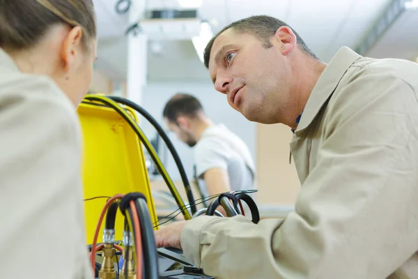 Arbeitnehmerinnen Gespräch Mit Männlichen Managern — Stockfoto