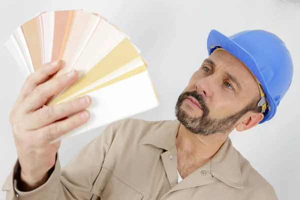 Manlig Målare Som Håller Swatches — Stockfoto