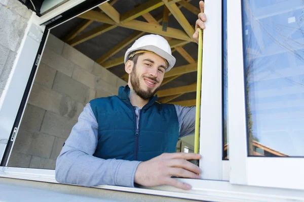 Mann Misst Fenster Und Mann Stockbild